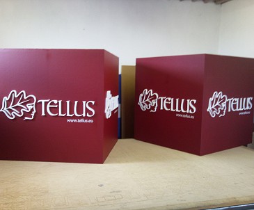 3D kocky 1x1x1m a 3D nápis, umiestnené volne v priestore.