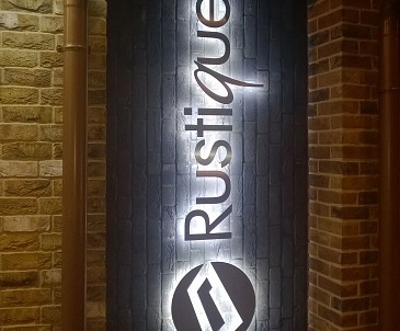 Inverzne podsvietené logo, materiál nerez.