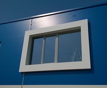 Dizajnové opláštenie okna vystupujúce z fasády