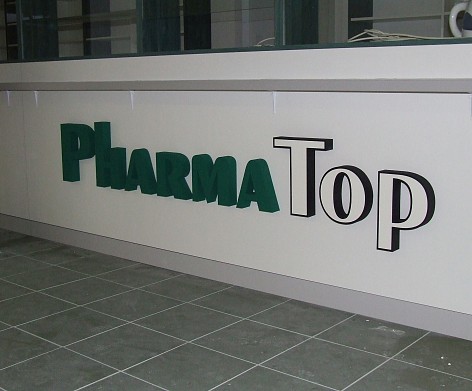 3D reklama umiestnená v prevádzke lekárne v spodnej časti pultu.