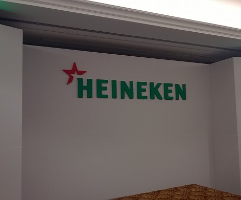 Nesvetelná 3D reklama.