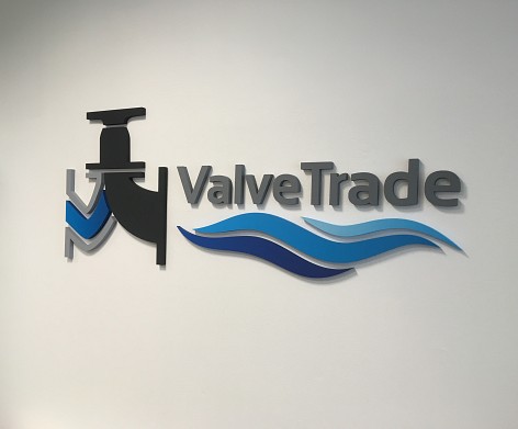 Nesvetelný 3D nápis, interiér.