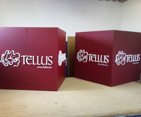 3D kocky 1x1x1m a 3D nápis, umiestnené volne v priestore.