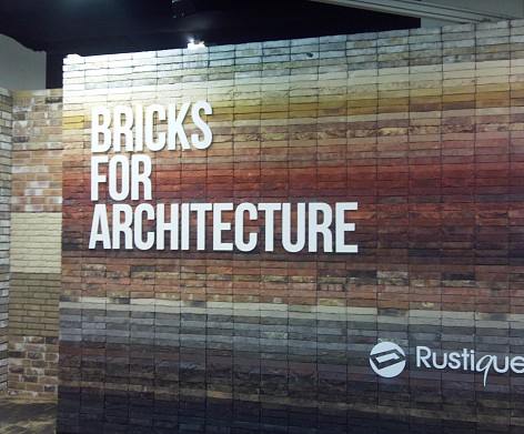 3D reklama na reliéfnej stene.