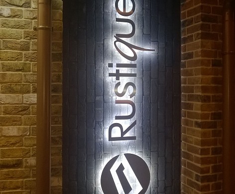 Inverzne podsvietené logo, materiál nerez.